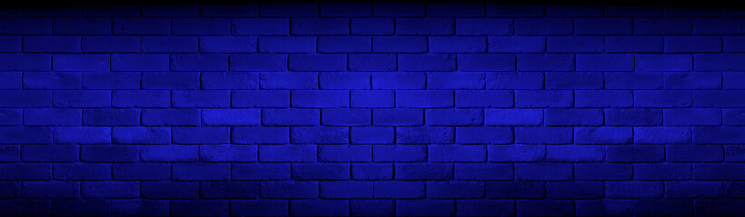 Ceglany mur na niebieskim tle.  Brick wall on a blue background.