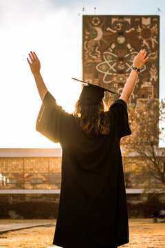 Graduaci&oacute;n en jard&iacute;n  con atardecer de fondo 