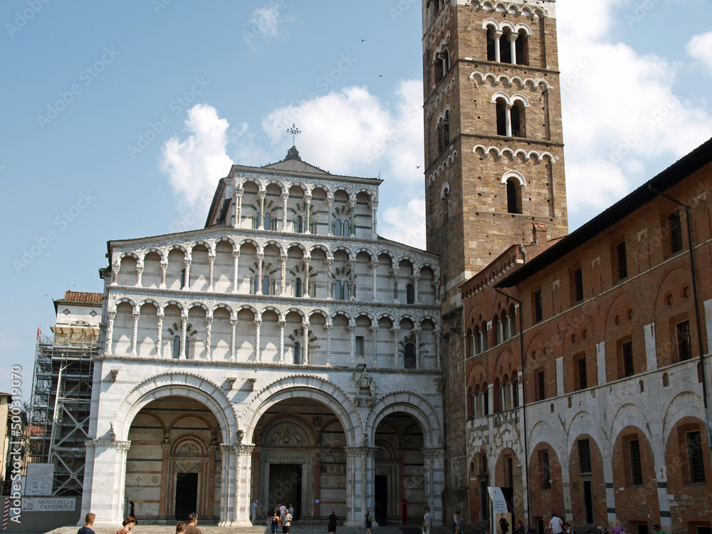 Wall mural lucca - view of st martin's cathedral facade