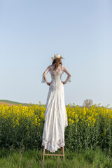 NOVIA EN EL CAMPO