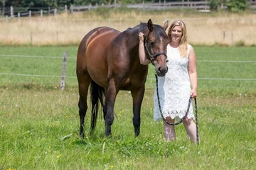 Fotobehang Pferd mit hübscher Reiterin © Bittner KAUFBILD.de