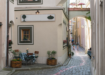 Fototapeta na wymiar A quaint resting spot on the corner of a narrow street in Passau, Germany, awaits tourists who need a break.