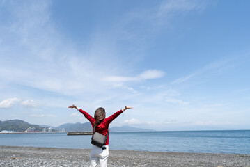 Obraz premium woman breathing the fresh air in the shore