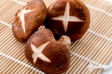 ザルに置かれた椎茸　Shiitake mushrooms