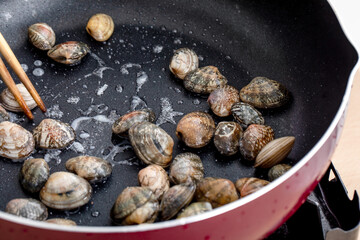 調理されるあさり　cooking	