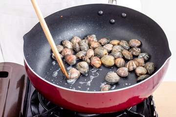 調理されるあさり　cooking	