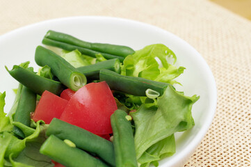インゲンマメとトマトとグリーンリーフのサラダ