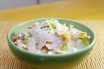 豚肉のネギ塩炒め丼