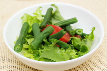 インゲンマメとトマトとグリーンリーフのサラダ