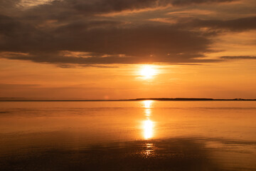 美しい湖の夕暮れ
