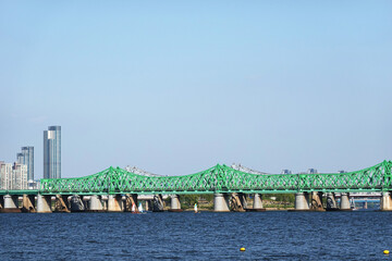Fototapeta premium Iron bridge on the Han River in Seoul, seoul scenery,