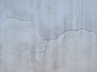 Obraz premium aged street white concrete wall with crack from earthquake effect