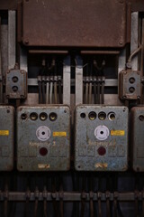 Obraz premium Rostiger Stromkasten, Stomverteiler in der Weltkulturerbe Völklinger Hütte