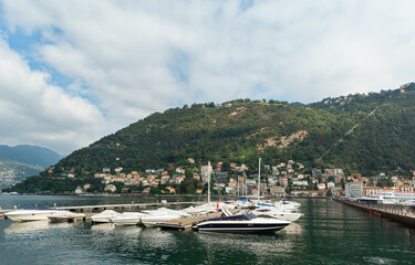 Fototapeta na wymiar city of Como on the lake of the same name