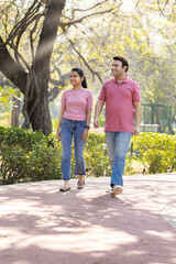 Obraz premium Beautiful couple admiring view at park