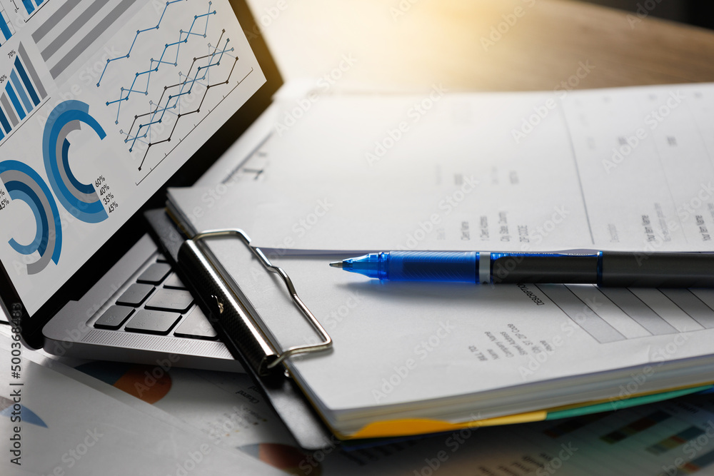 Aufkleber businessman working reading documents graph financial to job succes analyze document plans online do