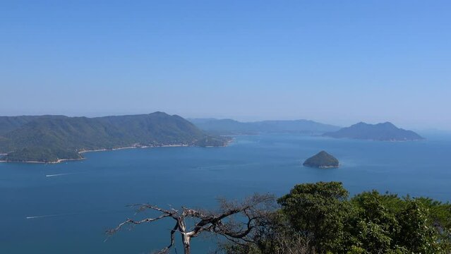 宮島の弥山頂上から見える瀬戸内海に浮かぶ島々の風景  フィックス  4K  2022年4月17日