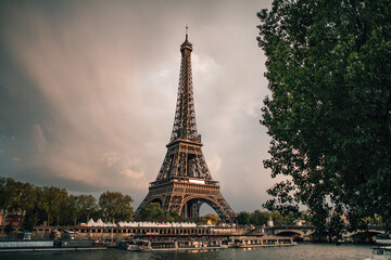 Fototapeta na wymiar the eifel tower in paris at sunset.