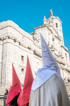 Semana santa Valladolid, capuchones de distintas hermandades dirigi&eacute;ndose hacia la catedral