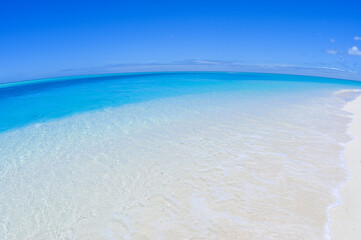 Fototapeta na wymiar ニューカレドニア、ウベアの青い空と青い海、白いビーチ