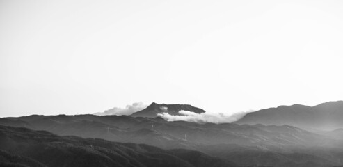 Montaña con nubes en blanco y negro.
Catalunya, España