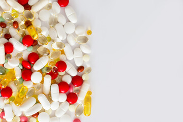 Lekarstwa i witaminy w tabletkach rozsypane na białym tle, suplementacja diety, leczenie...