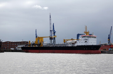 Naklejka premium Containerschiff im Hamburger Hafen