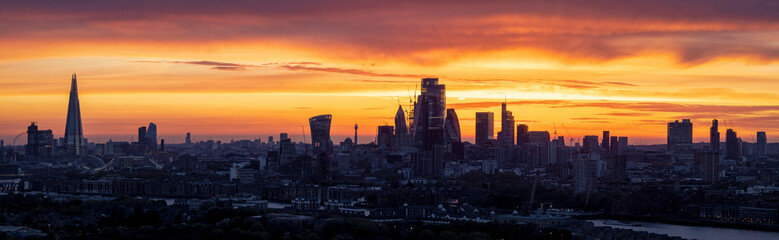 Obraz premium Panorama of the urban skyline of London during an intense sunset with City, river Thames and London bridge