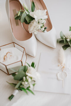 Brides wedding accesories, ring, bouquets and invitation card on flat lay wedding day
