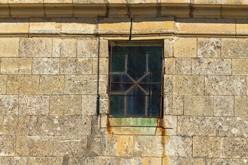 Fototapeta na wymiar Ventana antigua en una fachada 