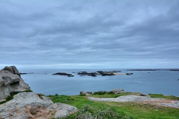 Naklejka premium Belle vue sur la mer depuis l'île Milliau de Trébeurden en Bretagne-France