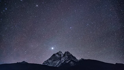 Fotobehang Ama Dablam Nachtelijke hemel van Ama Dablam vanuit Dingboche, Nepal