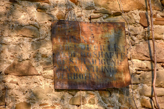 Schild, Tafel, Eisenschild, verrostet, unleserlich, Buchstaben, entziffern, Blockschrift, Blockbuchstaben, Verboten, Verbot, Hinweis, Anordnung, W&uuml;stling, Boshaft, Besch&auml;digung, Zeichen, Warnung, Verg