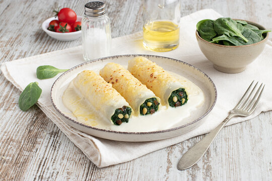 Cannelloni pasta with spinach served with bechamel sauce