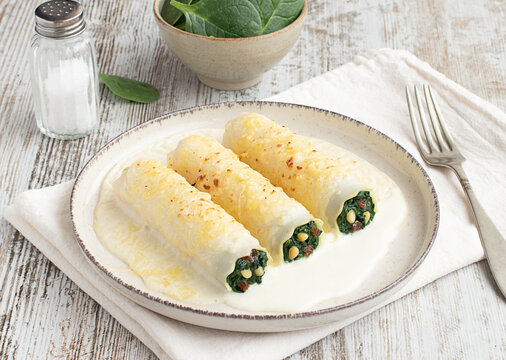Cannelloni pasta with spinach served with bechamel sauce