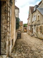 Chateaudun. Châteaudun.
Cobbled alley with old houses.
