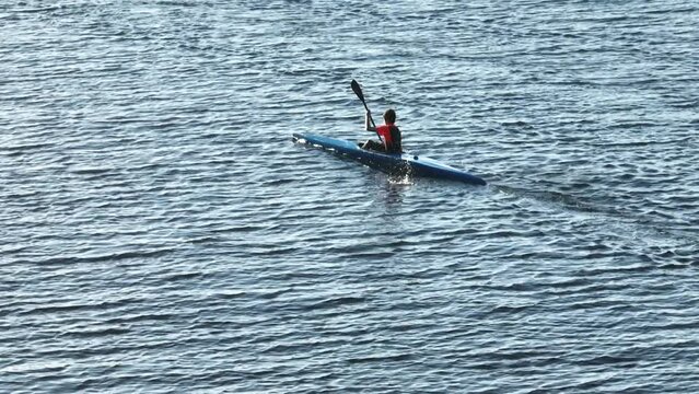 Canoa o kayak su un lago, in una giornata estiva, nel paesaggio rurale.
Viaggio d'avventura per il tempo libero, vacanza sportiva, stile di vita.
