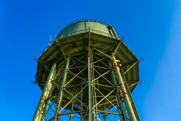Alter Wasserturm in einem Rheinpark in Duisburg Hochfeld