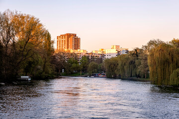 Obraz premium Blick vom Neckar aus auf Heilbronn bei Sonnenuntergang, Baden-Württemberg