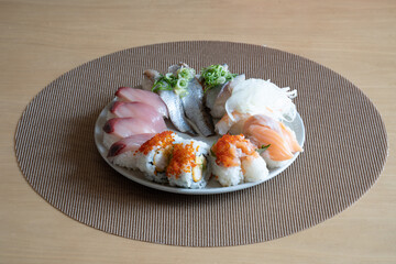 sushi on a plate (お寿司盛り合わせ)