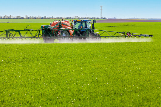 Agriculture intensive conventionnelle - &eacute;pandage de pesticide sur un champ de c&eacute;r&eacute;ales au printemps