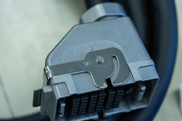 機械に接続するためコネクタを取りつけた電線