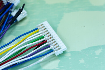 コネクタを取り付けた電線