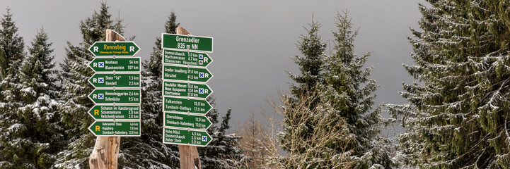 Rennsteig - Wegweiser in verschiedene Richtungen nähe Oberhof. Panorama