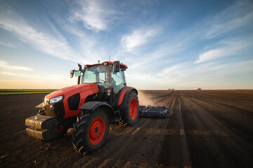 Obraz premium Tractor working in the field
