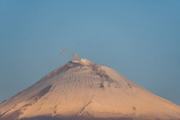 Fototapeta na wymiar snowy crater of popocatepetl volcano