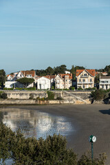 Fototapeta na wymiar Royan, Charente-Maritime. Maisons traditionnelles et remparts surplombant la plage