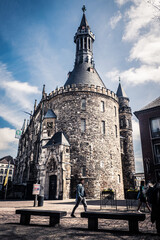 Aachener Rathaus im Frühling 
