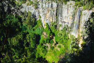 Steiler Abhang mit Wasserfall