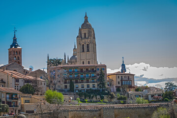 Fototapeta na wymiar Vista de la ciudad de Segovia (Catedral y murallas)